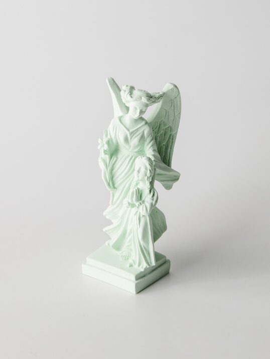 Imagem do Anjo da Guarda em pó de pedra natural, feita à mão, para menina.