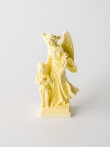 Imagem do Anjo da Guarda em pó de pedra natural, feito à mão, para menino.