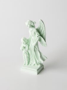 Imagem do Anjo da Guarda em pó de pedra natural, feito à mão, para menino.