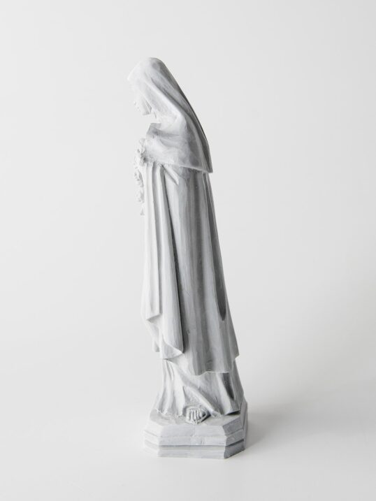 Santa Teresa feita à mão, colorida mas sem o uso de pintura.