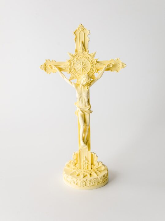 Crucifixo em pó de pedra natural feito à mão.