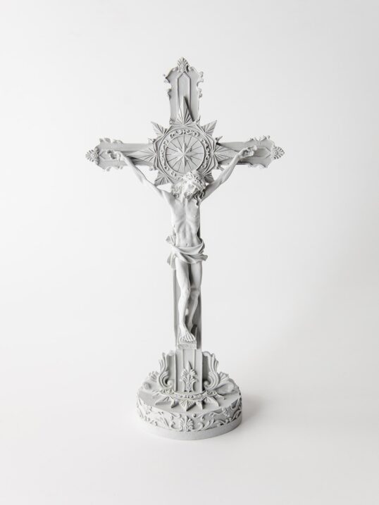 Crucifixo em pó de pedra natural feito à mão.